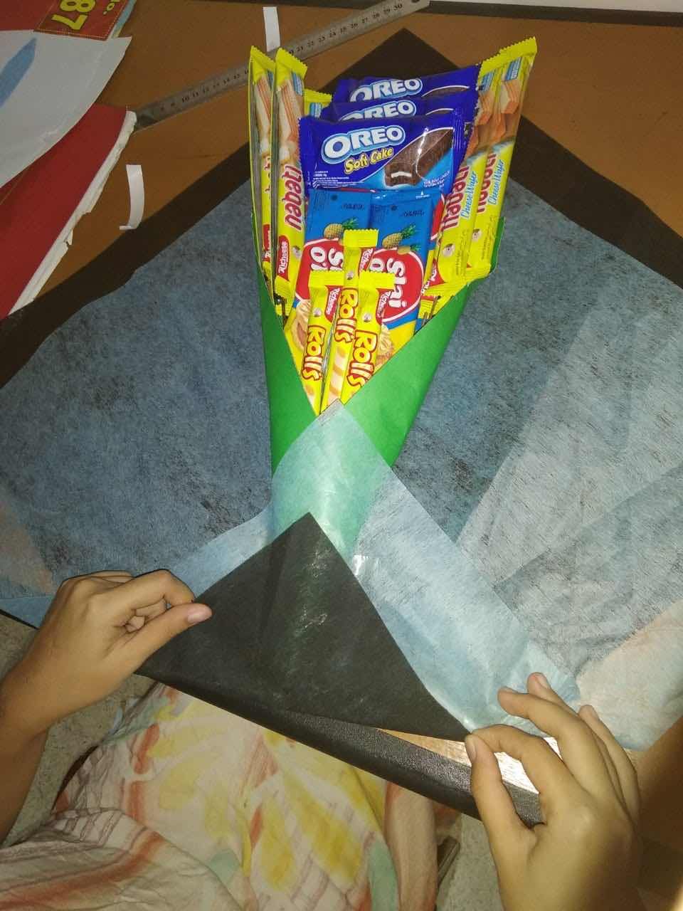 merangkai buket makanan dari kertas kardus yang mudah 2024